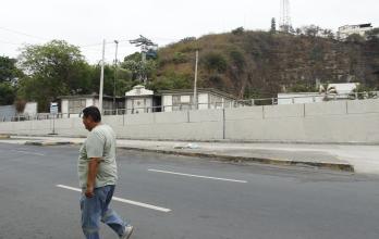 grafitis en paso a desnivel de Guayaquil