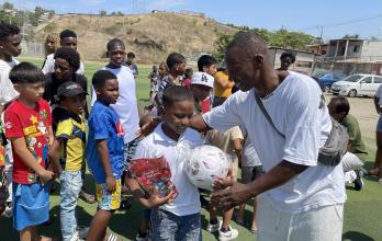 El entrenador Ismael Nazareno entregando los regalos de Navidad.