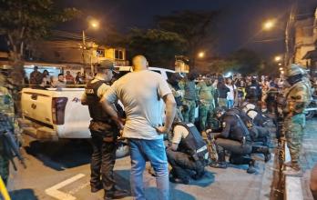 policías requisando a militares en Quevedo