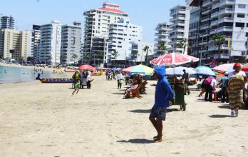 Familias disfrutarán de la playa en Salinas durante las festividades de Año Nuevo.