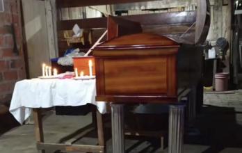 Sepelio de mujer asesinada en malecón de Puerto López