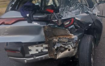 El auto afectado quedó con el parabrisas trasero destruido.