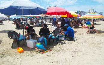 Visitantes destacan la limpieza de las playas y la oferta gastronómica local.