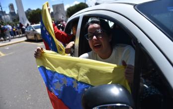 Los venezolanos en Quito llegaron en vehículos y con banderas para festejar la captura de Nicolás Maduro.