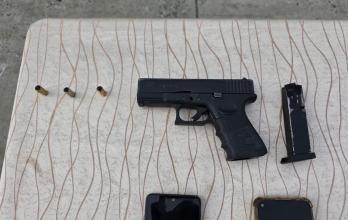 Los sujetos paseaban por el sitio fuertemente armados.