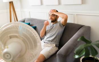 Persona bebe agua en Guayaquil durante ola de calor para mantenerse hidratada.
