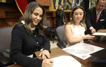 La vicepresidenta de la Asamblea, Mishell Mancheno (d), también se hizo eco de los cuestionamientos contra Alexandra Villacís (i), suplente de Godoy.