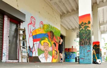 Sofrenia pintando mural en Guayaquil