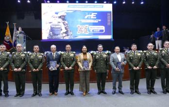 El documento establece una hoja de ruta sustentada en cuatro objetivos estratégicos y diez hitos de gestión
