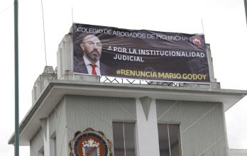 El Colegio de Abogados de Pichincha colocó en su sede, en Quito, una pancarta en la que 