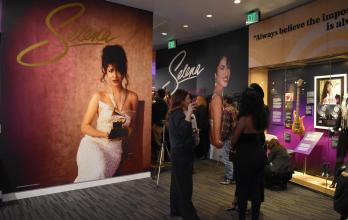Personas asisten a la muestra titulada 'Selena From Texas to the World' este miércoles, en el Museo del Grammy de Los Ángeles, California