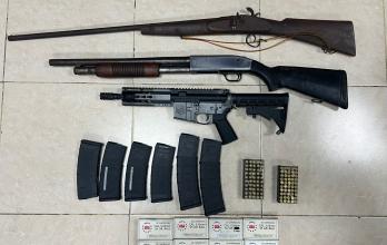 Los agentes decomisaron un conjunto de armas de fuego de distintos calibres, así como una importante cantidad de municiones.