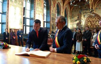 Daniel Noboa firma el libro de visitas en Brujas, Bélgica, junto al alcalde Dirk De Fauw.