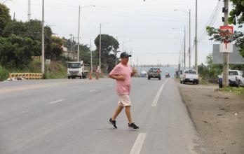 peatones en vía a Daule
