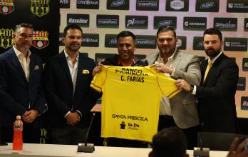 César Farías presentado por la directiva de Barcelona SC.