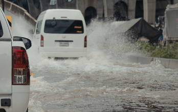 trafico bajo la lluvia