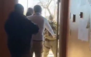 Video muestra presunto intento de ICE por ingresar al Consulado de Ecuador en Minneapolis.