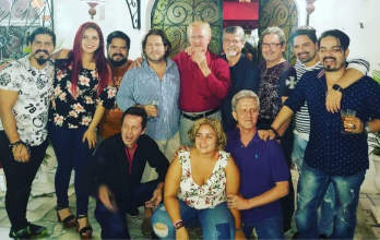 Pedro Pinoargotty junto a once de sus doce hijos en una foto del álbum familiar.
