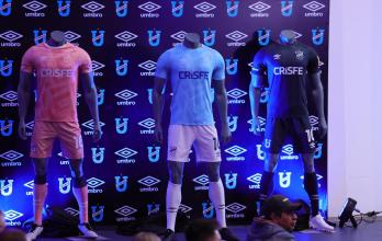 Las nuevas equipaciones 2026 de la Universidad Católica: celeste, salmón y azul marino para una temporada con triple competencia.