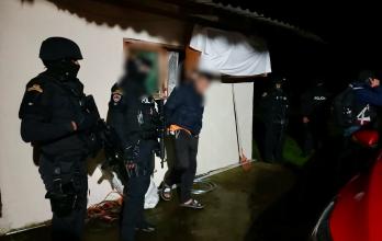 Durante la intervención se realizaron cinco allanamientos en inmuebles vinculados a los sospechosos.