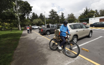 En el parqueadero de La Carolina, familias dejan sus vehículos para pasear en bicicleta, patines y más; así como para jugar fútbol.