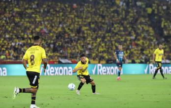 Barcelona SC enfrentando a Guayaquil City en la Noche Amarilla 2026.