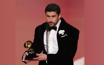 Bad Bunny al recibir su gramófono.