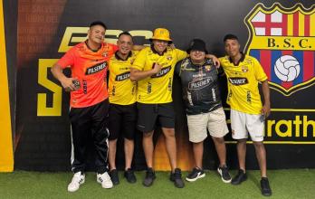 Los fans de Barcelona: Jorge Martínez, Raúl Neira, Bryan Santana, Danilo Maiza y Angelo Neira se van a ver a Messi.