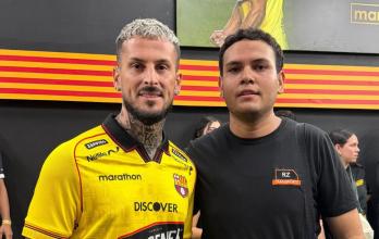 El aficionado Andrés Meza y el jugador Darío Benedetto.