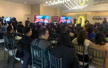 Participantes del Sony Alpha Bootcamp atentos a la charla de expertos, aprendiendo técnicas de fotografía y video en Quito.