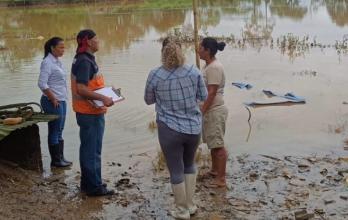 En el sector San Antonio de las Bastidas, la acumulación de agua ingresó a tres viviendas y los dejó en alerta.