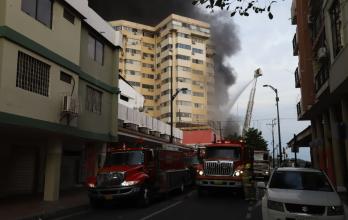 bomberos en incendio Multicomercio