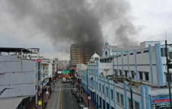 humo por incendio en Multicomercio