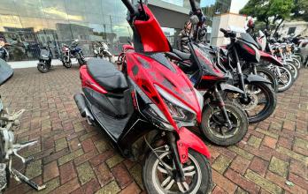 La policía incautó motos y carros robados.