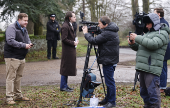 Medios de comunicación cubren la detención del príncipe Andrés