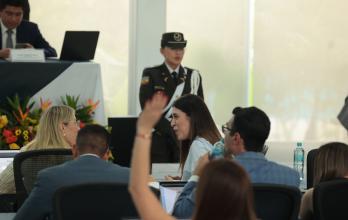 En un comunicado difundido el 20 de febrero, la Bancada de la Revolución Ciudadana calificó la ley como “abiertamente inconstitucional”,