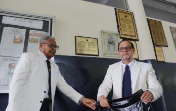 placa de exalumnos del colegio Aguirre Abad