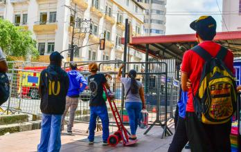 curiosos por incendio del Multicomercio