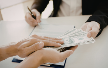 Empleados en Ecuador esperan el décimo cuarto sueldo 2026 antes del inicio escolar.