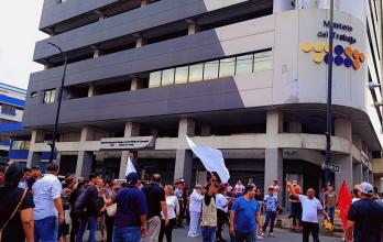 Trabajadores de la salud del Guayas protestaron en los exteriores del Ministerio de Trabajo en Guayaquil.