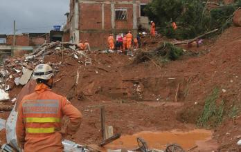 Integrantes del cuerpo de Bomberos realizan labores de rescate.
