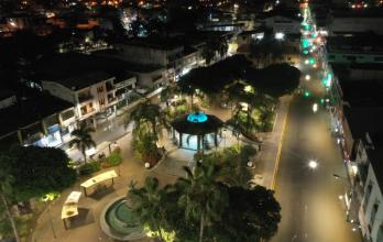 centro de Milagro inundado en la noche