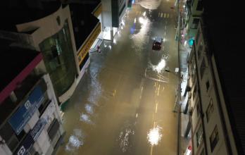 calle inundada en Milagro nocturno