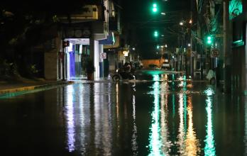 calles inundadas en Milagro nocturno
