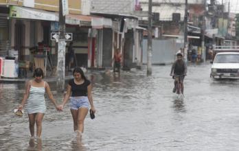peatonas en calles inundadas de Milagro