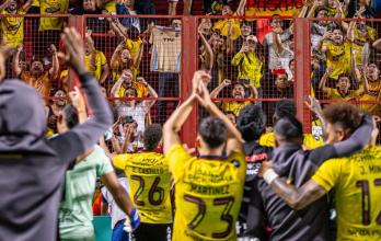 Barcelona SC elimina a Argentinos y festeja con su hinchada en el estadio Diego Armando Maradona.