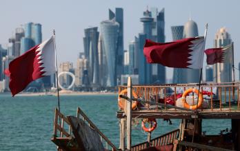 Banderas de Catar ondean en barcos con el horizonte de Doha, Catar, como telón de fondo, el 28 de febrero de 2026