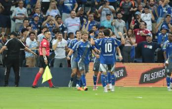 Luca Klimowicz celebra el gol de Emelec ante Delfín en la LigaPro 2026.