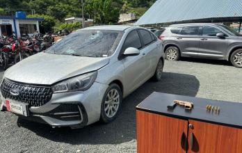 Los uniformados allanaron uno de los inmuebles detectados y hallaron armas de fuego.