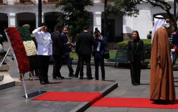 El Sheikh Khaled bin Mohamed bin Zayed Al Nahyan, Príncipe Heredero de Abu Dabi, realizó la entrega de una ofrenda floral ante el monumento a los Héroes del 10 de Agosto